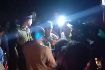 யாழில் வீடொன்றில் காணாமல்போன கைபேசிகள்! இளைஞரை மடக்கி பிடித்த மக்கள் (Photos)