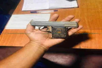 கால்வாய்க்குள் கண்டுபிடிக்கப்பட்ட வெளிநாட்டு துப்பாக்கி