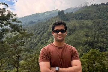 ஆட்டோ ரிக்ஷா ஓட்டுநராகப் பணியாற்றியவரின் மகன்.., முதல் முயற்சியிலேயே UPSC தேர்வில் தேர்ச்சி