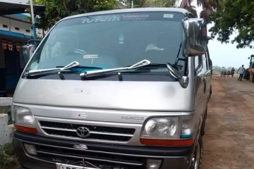 யாழில் வாகனமொன்றை சுற்றிவளைத்த கடற்படையினர்