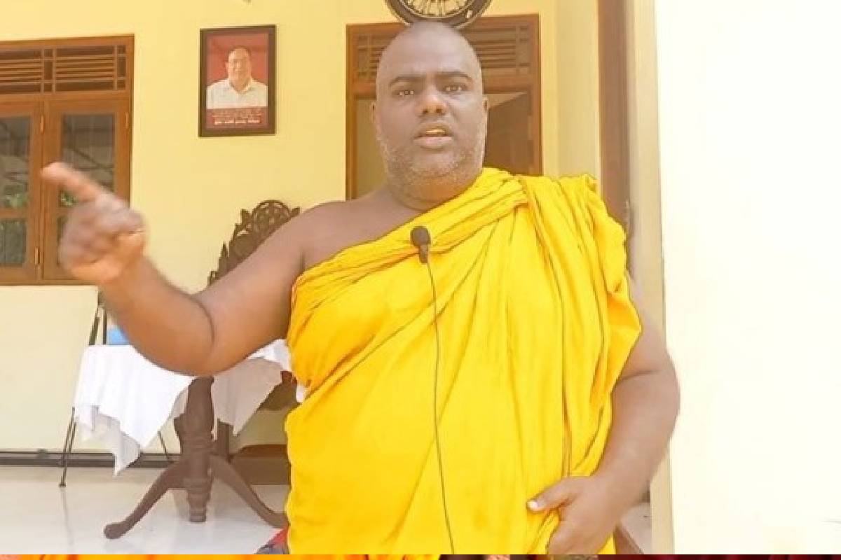 கிராம மக்கள் ஒன்றுதிரண்டு மீண்டும் விகாரைக்கு அழைத்து வரப்பட்ட ராஜாங்கனை சத்தாரதன தேரர் | Saththarathana Thero Villagers Brought Back கிராம மக்கள் ஒன்றுதிரண்டு மீண்டும் விகாரைக்கு அழைத்து வரப்பட்ட ராஜாங்கனை சத்தாரதன தேரர் | Saththarathana Thero Villagers Brought Back