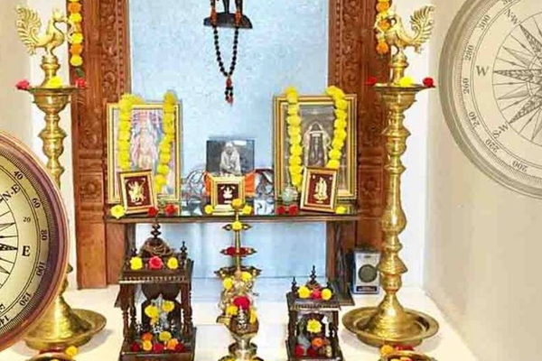 வாஸ்து: தவறியும் இந்த 2 சுவாமி படங்களை ஒன்றாக வைத்து விடாதீர்கள் | Vastu Mistake We Shouldnt Do In Home Pooja Room