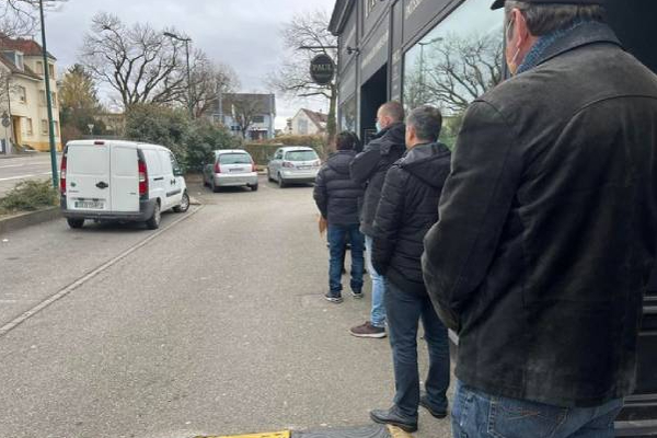 பிரெஞ்சுப் பாணுக்காக நீண்ட வரிசையில் காத்திருந்த மக்கள்! | France Bread Food Eating Lines Bakery Wait Line