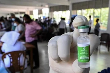 கொரோனா தடுப்பூசி திட்டத்தின் போது மயங்கி விழுந்த இளைஞர்கள்