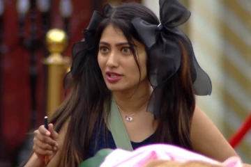 பிக் பாஸ் வீட்டில் மாமா வேலை பார்க்கும் ஜூலி! வறுத்தெடுத்த வனிதா