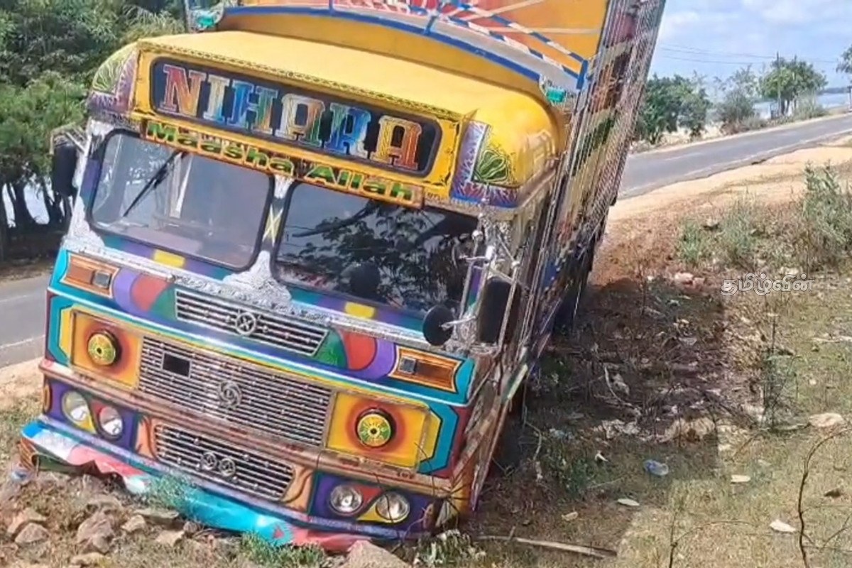 ​கிண்ணியாவில் வடிகானுக்குள் வீழ்ந்து விபத்துக்குள்ளான லொறி! | Lorry Accident In Kinniya