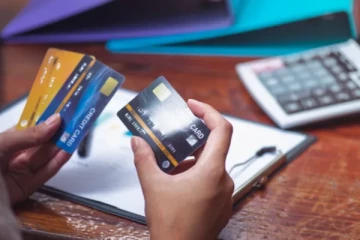 நாட்டில் கடன் அட்டைகளின் எண்ணிக்கை 3.8% அதிகரிப்பு