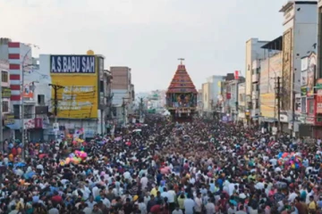 கோலாகலமாக நடந்த காஞ்சிபுரம் வரதராஜ பெருமாள் கோவில் தேரோட்டம்