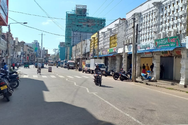 முடங்கியது யாழ். நகரம்! பொது மக்களின் நடமாட்டமும் குறைந்தது(படங்கள்) - ஐபிசி தமிழ்