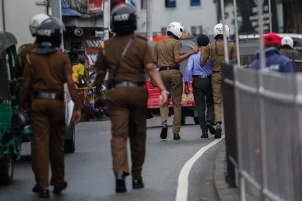 பெண்ணை வாளால் தாக்கிய நபர் ஆயுதங்களுடன் கைது | Man Arrested With Weapon