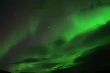 கனடாவில் வானில் தோன்றிய பச்சை ஒளி