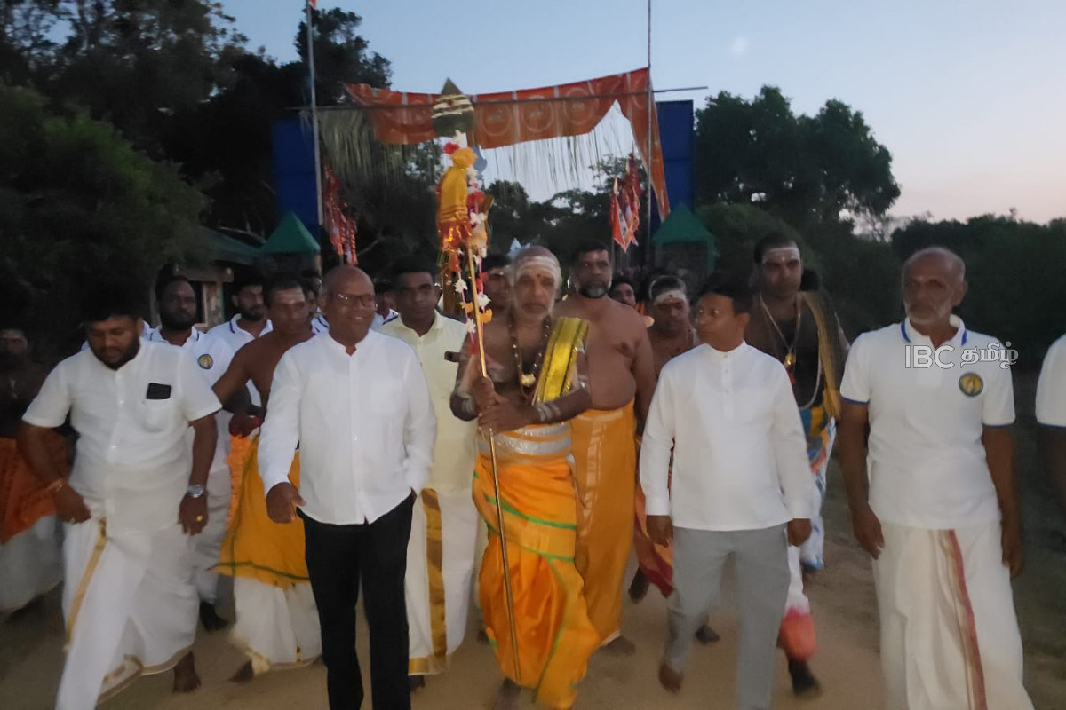 ஆயிரக்கணக்கான பக்கர்களின் பங்கேற்புடன் கதிர்காமத்திற்கான காட்டுப்பாதை திறப்பு | Forest Road Opened For Kataragama Pilgrims