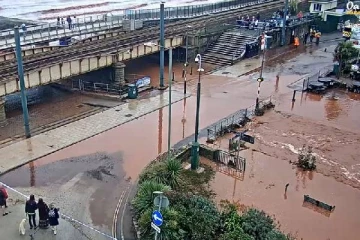 மொத்தமாக வெள்ளத்தில் மூழ்கிய பிரித்தானிய நகரம்... அம்பர் எச்சரிக்கை வெளியிட்ட வானிலை அலுவலகம்