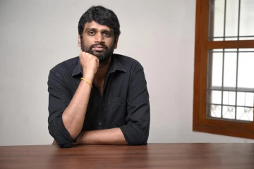 பட்டன் போன் பயன்படுத்தும் ஜனநாயகன் இயக்குநர் ஹெச்.வினோத்