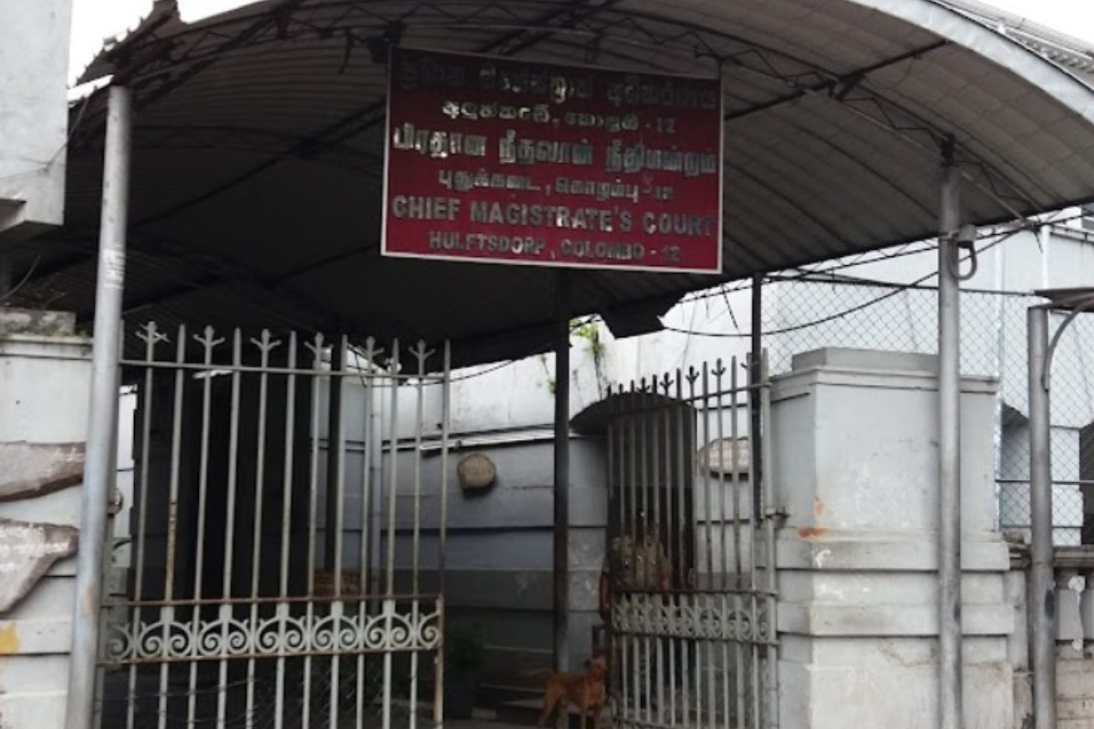 புதுக்கடை நீதிமன்ற வளாகத்தை சுற்றி பலப்படுத்தப்பட்ட பாதுகாப்பு! குவிக்கப்பட்டுள்ள காவல்துறை | Security Around The Aluthkade Court Premises புதுக்கடை நீதிமன்ற வளாகத்தை சுற்றி பலப்படுத்தப்பட்ட பாதுகாப்பு! குவிக்கப்பட்டுள்ள காவல்துறை | Security Around The Aluthkade Court Premises