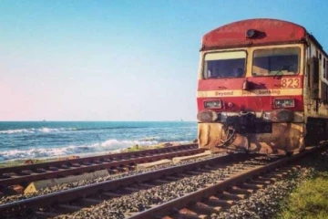 வெள்ளவத்தையில் புகையிரதத்தில் பாய்ந்து பெண் விபரீத முடிவு