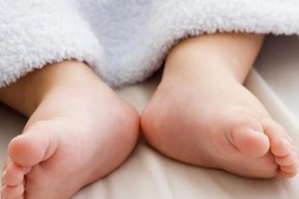 இருமல் மருந்து குடித்த 18 குழந்தைகள் பலி - இந்தியா மீது பரபர குற்றச்சாட்டு! | 18 Children Died Drinking India S Cough Syrup