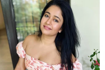 நடிகை பூனம் பஜ்வாவின் லேட்டஸ்ட் ஹாட் போட்டோஷூட்