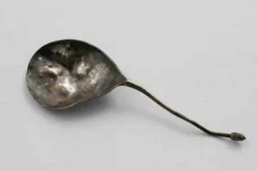 இந்த வளைஞ்சு நெளிஞ்ச ஸ்பூன் ரூ2 லட்சமா? வாங்க அலை மோதிய கூட்டம்! ஏன் சிறப்பு தெரியுமா?