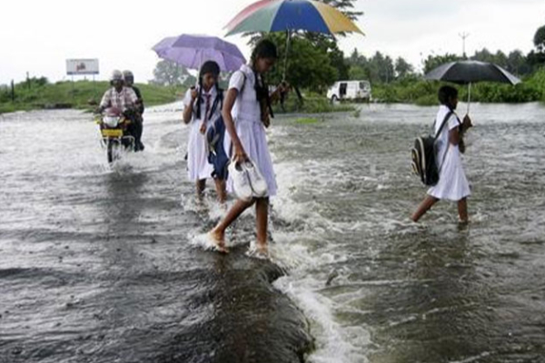 வெள்ளத்தில் மூழ்கிய தென்னிலங்கையின் பகுதிகள் - மாணவர்கள் உட்பட மக்கள் பாதிப்பு | Flood In Some Areas Boat Is Ready