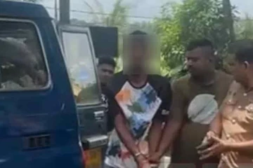 කිරිවත්තුඩුවේ 78 හැවිරිදි සීයා ඝාතනය කළ සැකකරු කැලෑවක සැඟව සිටියදී අත්අඩංගුවට
