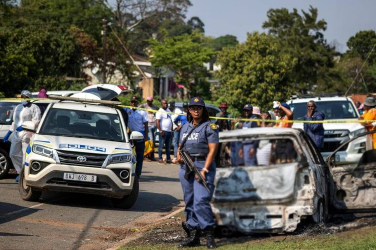 வெளிநாடொன்றில் துப்பாக்கிச் சூடு: 27 பேர் பலி | Shooting In South Africa 27 Dead