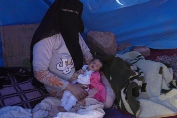 மொராக்கோ பூகம்பத்திற்கு சற்று முன் பிறந்த குழந்தை; தாயுடன் கூடாரத்தில்