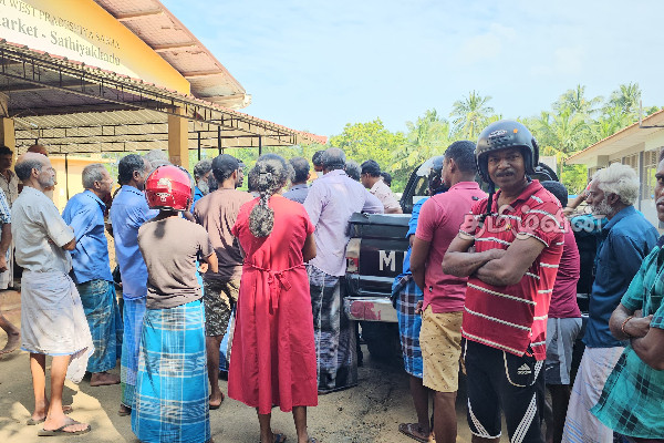 வரியை குறைக்குமாறு கோரி சத்தியக்காடு சந்தை வியாபாரிகள் பணிப்புறக்கணிப்பு (Photos) | Sathyakadu Market Trad Strike Demand Tax Reduction