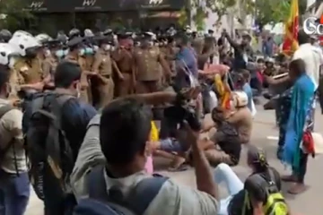 "නෝ ඩීල් ගම" අරගලකරුවන් සහ පොලීසිය අතර උණුසුම් තත්ත්වයක්. ! එම ස්ථානයේ නවතම දර්ශන සහිතයි..(VIDEO)