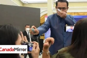 செய்தியாளர்கள் மீது சானிடைசரை தெளித்த பிரதமர்! எதற்காக தெரியுமா?