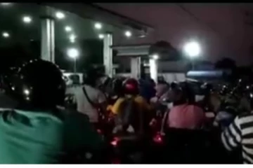 "නාමල් හොරා... ගෑනු හොරා' රාජපක්ශ පවුලටම කෑ ගසමින් පිරිසක් උද්ඝෝශනය කල හැටි..  (VIDEO)