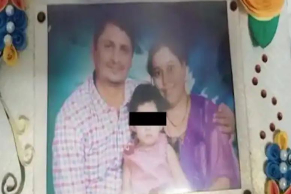 நெற்றியில் குங்கும பொட்டு, சிதறி கிடந்த சாமி படங்கள்!..மர்மமான முறையில் இறந்து கிடந்த குடும்பம்? - தமிழ்நாடு