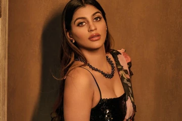 யாஷிகா ஆனந்த் சேலையில் வேற லெவல் ஹாட் போஸ்