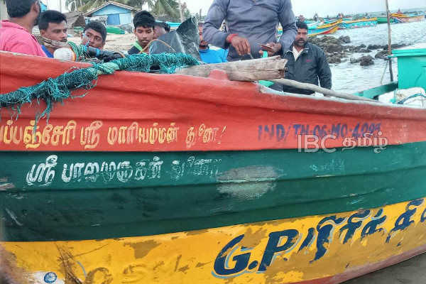 யாழ்.வடமராட்சியில் கரையொதுங்கிய தமிழக கடற்றொழிலாளர் படகு! | India Tamil Nadu Fisher Man Boat Broke Down Jaffna