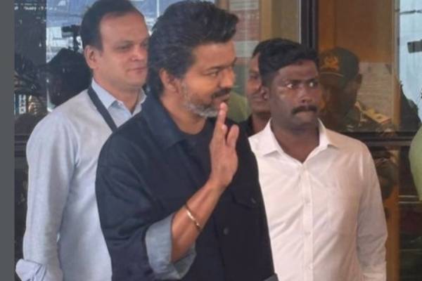 மிகவும் முக்கியமானவருடன் மலேசியா கிளம்பிய நடிகர் விஜய்... யாருடன் பாருங்க, வீடியோ | Actor Vijay Travelling To Malaysia Airport Video