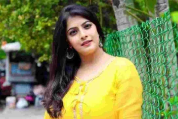 தலைகீழாக யோகா செய்த நடிகை வரலக்ஷ்மி சரத்குமார்.. இணையத்தில் வைரல்