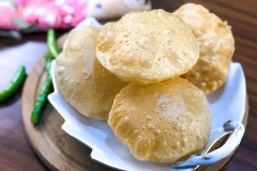 பொன்னிறத்தில் பூரி ரகசியம் இதுதான்!  ஓமம், மஞ்சள் ஒரு டீஸ்பூன் சேருங்க… உணவில் அதிசயம் நடக்கும்!