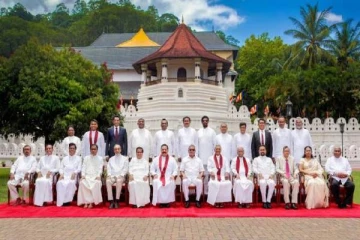 முதல்  அமைச்சரவை மாற்றம் இன்று!