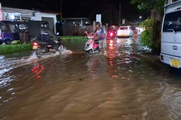 வெள்ளத்தில் மூழ்கிய காலி நகரின் பல வீதிகள்