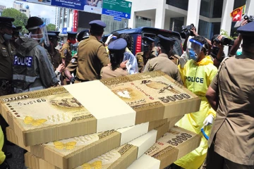 ரூபா ஐந்து கோடி பணத்துடன் பெண் உட்பட இருவர் கைது