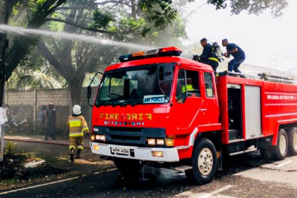 மொரட்டுமுல்ல பகுதியில் இரண்டு மாடி வீடொன்றில் தீ விபத்து | Fire Breaks Two Storey House In Morattumulla Area மொரட்டுமுல்ல பகுதியில் இரண்டு மாடி வீடொன்றில் தீ விபத்து | Fire Breaks Two Storey House In Morattumulla Area