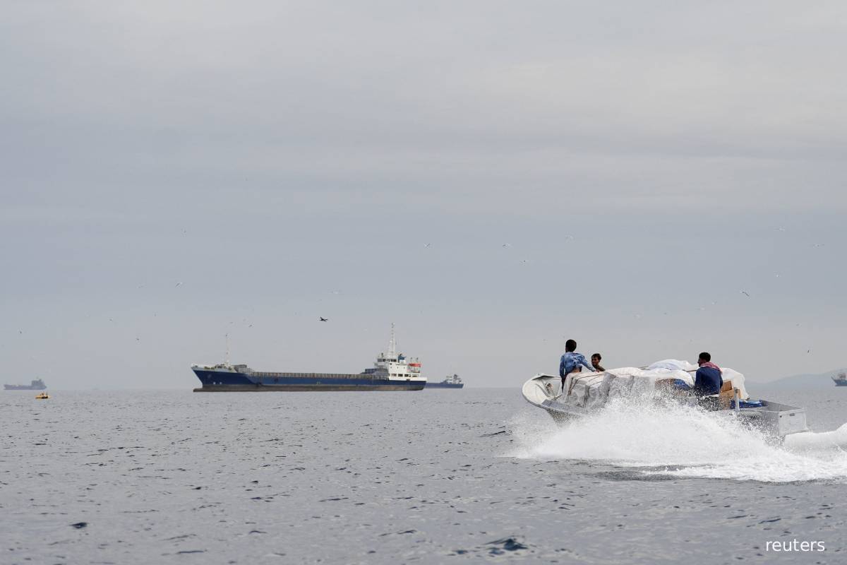 ட்ரம்பின் முற்றுகை ஒரு பக்கம்... 34 எண்ணெய்க் கப்பல்களை சாமர்த்தியமாக வெளியேற்றிய ஈரான் | Hormuz Blockade 34 Iran Tankers