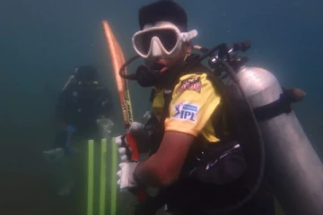 ஆழ் கடலுக்குள் கிரிக்கெட் விளையாடி CSK அணிக்கு சர்ப்ரைஸ் கொடுத்த  நீச்சல் வீரர்கள்! உச்சக்கட்ட கொண்டாட்டத்தில் ரசிகர்கள்