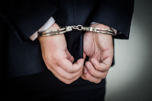 பெண்ணாக நடித்து ஏமாற்றிய 37 வயது வழக்கறிஞர் கைது | Lawyer Arrested Impersonating A Woman Defrauding