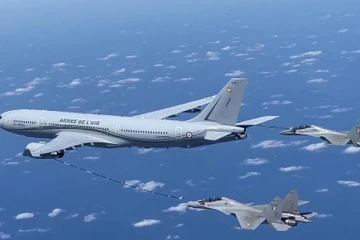 இந்திய விமானப்படையின் போர் விமானங்களுக்கு நடுவானில் எரிபொருள் நிரப்பிய பிரான்ஸ் விமானம்- உலக செய்திகள்