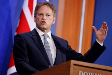 இத்தாலியை போல் பிரித்தானியாவில் இது கட்டாயமாக்கப்படாது! கிராண்ட் ஷாப்ஸ் உறுதி