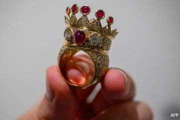 1 மில்லியன் டொலருக்கு மேல் விலைபோன டுபல் கிரீட மோதிரம்: ஏலத்தில் வென்ற Rapper டிரேக்