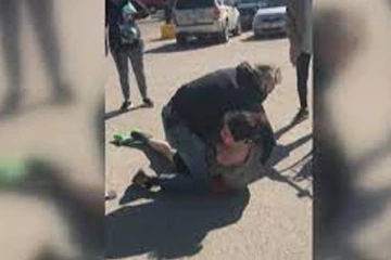 மிருகத்தைப்போல பெண்ணை முரட்டுத்தனமாக கைது செய்ய முயன்ற பாதுகாவலர்: கொந்தளிக்க செய்யும் ஒரு வீடியோ