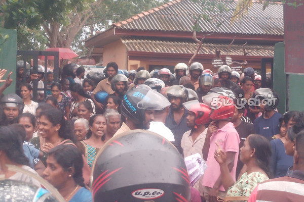 நிவாரணங்களை வழங்க கோரி பிரதேச செயலகத்தை முற்றுகையிட்ட மக்கள் | People Besieged Verugal Secretariat Relief நிவாரணங்களை வழங்க கோரி பிரதேச செயலகத்தை முற்றுகையிட்ட மக்கள் | People Besieged Verugal Secretariat Relief
