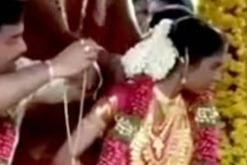 தாலிக்கட்ட காத்திருக்கும் மாப்பிள்ளை! கழன்று விழுந்த வேட்டி..... மேடையில் மணப்பெண் செய்த வேலைய பாருங்க!